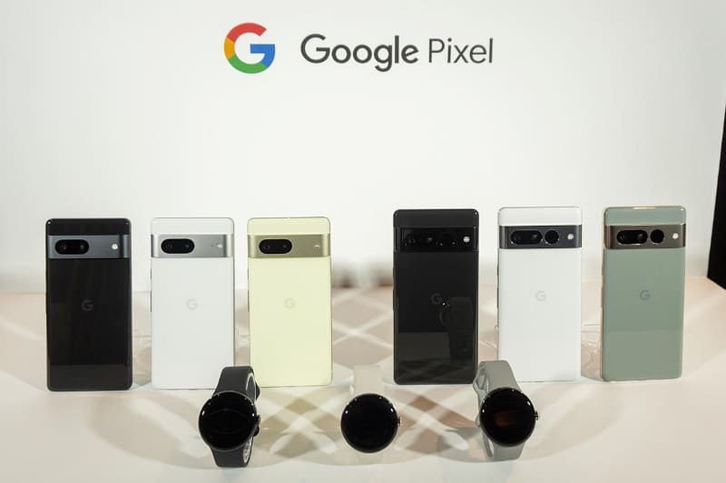 Pixel 7(左奥3機種)とPixel 7 Pro(右奥3機種)、Pixel Watch(手前)を発表