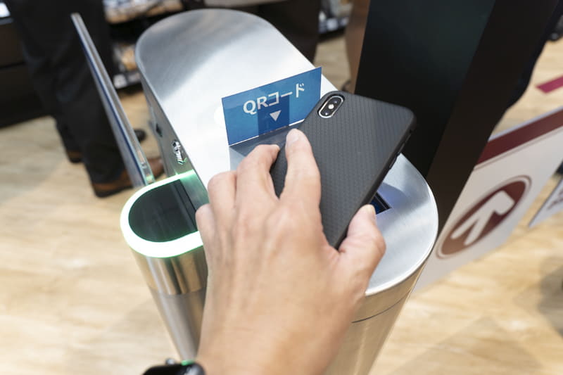 アプリのQRコードをかざすとゲートが開く