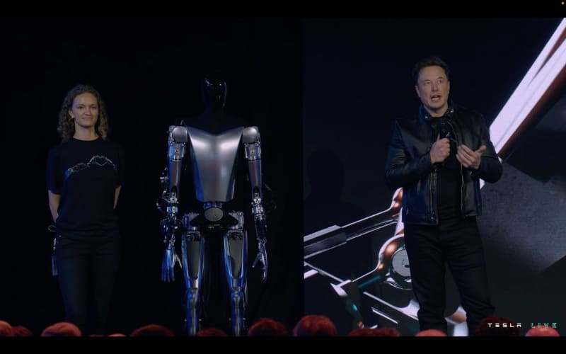 イーロン・マスク氏とテスラのロボット