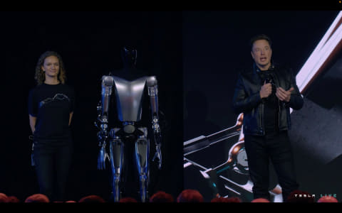 テスラ　オプティマス テスラの驚異の開発スピード、次世代ヒト型ロボット
