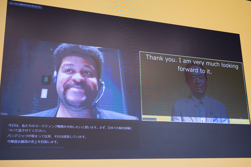 日本語の話者(ポケトーク同時翻訳のユーザー)の回答は英語に翻訳され字幕として映像に合成。相手には映像として配信される