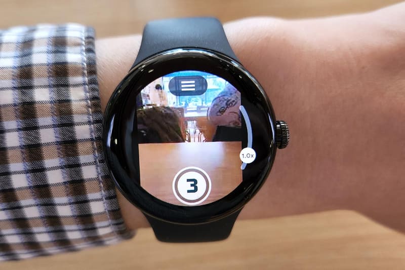 Pixel WatchでPixelスマートフォンのカメラをリモート操作しているところ。「3」とは、ボタンを押してから3秒後にシャッターが切れるという意味です