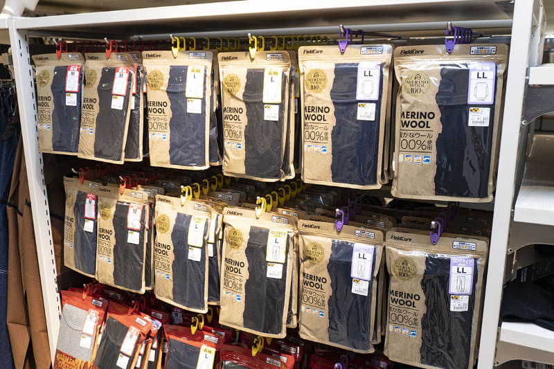 「MERINO WOOL」のインナーは1,900円、「WARM FACT COTTON」のインナーは980円