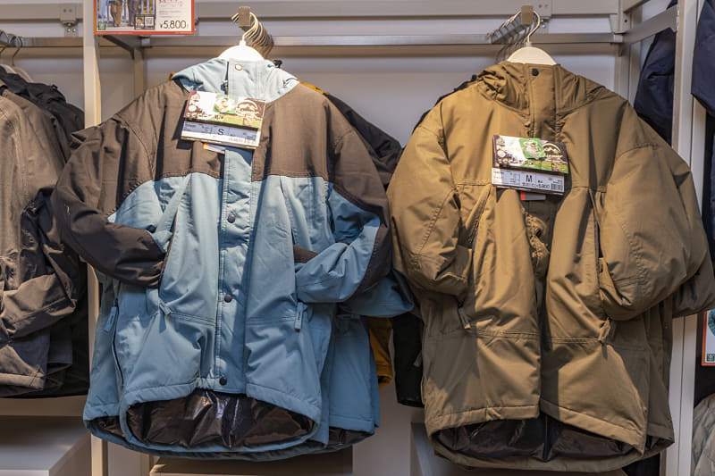 耐久撥水、発熱、防風が特徴の「AEGIS(イージス)ヒュージョンダウンジャケット」(5,800円)