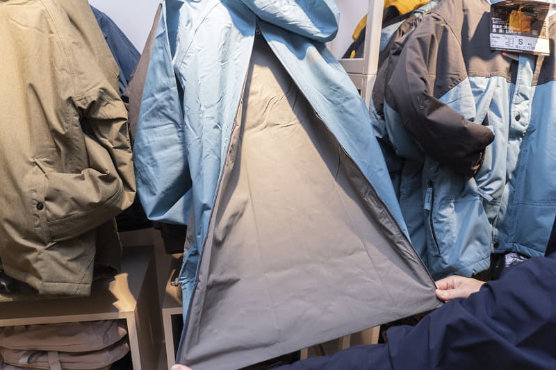 背中部分を広げられるBAG IN レインジャケット(3,900円)