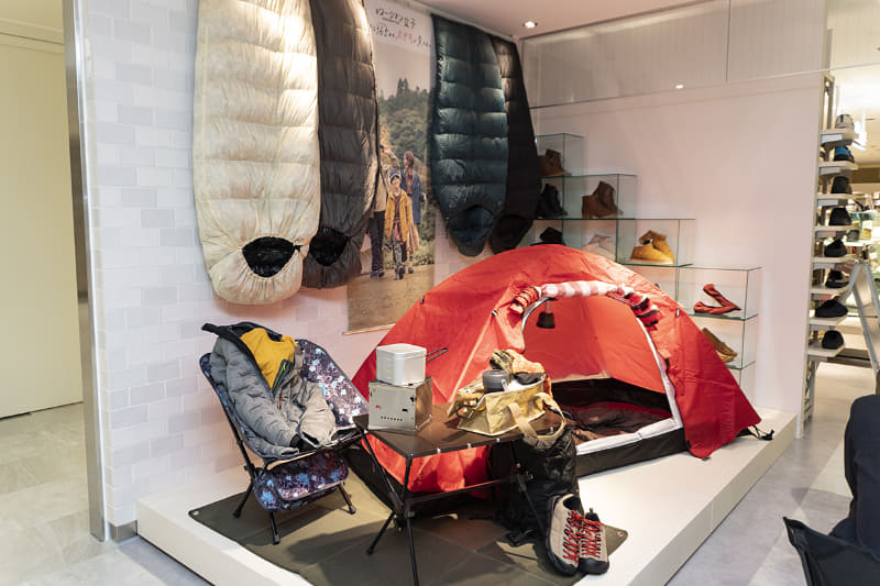 店頭にはキャンプギアの展示も