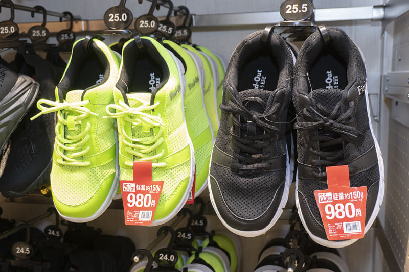 980円という破格のスポーツシューズも