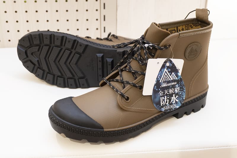 防水素材のカジュアルシューズ「防水サファリシューズ」(1,500円)