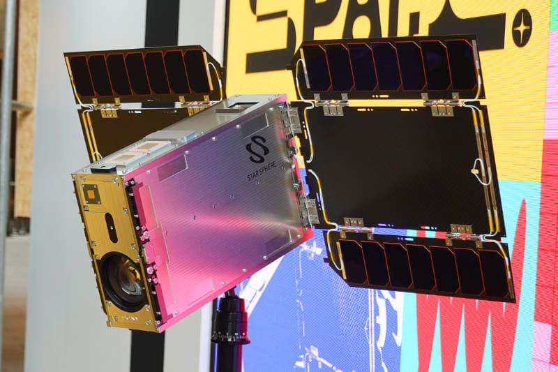 超小型人工衛星の実物大模型も間近でみられる