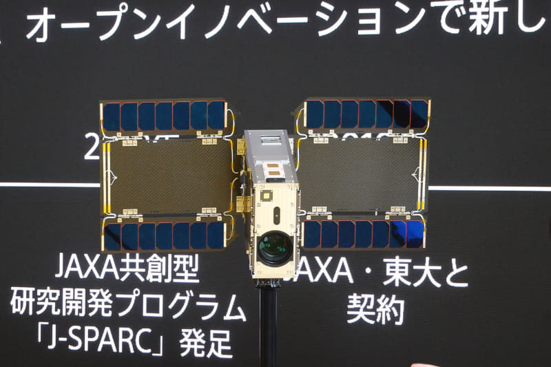 超小型人工衛星の実物大模型も間近でみられる