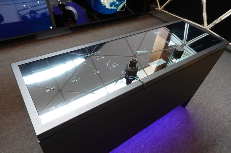 ジョイスティックとダイヤル式のコントローラーを備えた操作パネル。パネル部分はディスプレイになっている