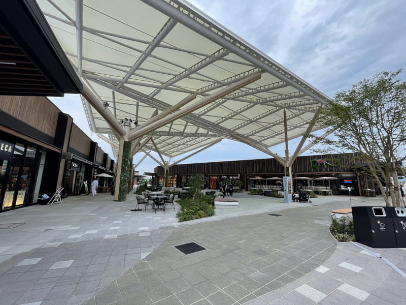 イベント等でも利用される大屋根広場「リリープラザ」。深谷市が全国一の生産量を誇る「ユリ」の花をイメージ