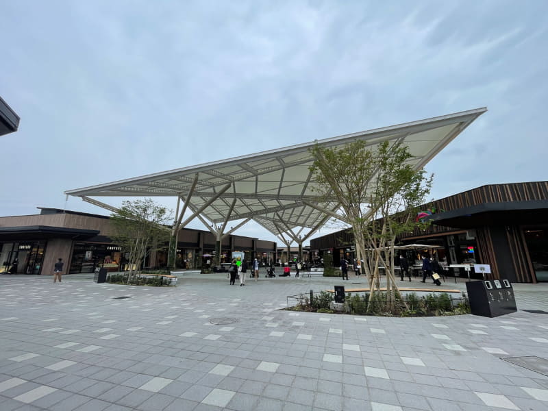イベント等でも利用される大屋根広場「リリープラザ」。深谷市が全国一の生産量を誇る「ユリ」の花をイメージ