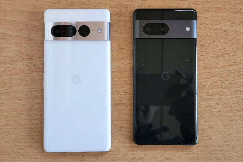 背面部。左がPixel 7 Proの「Snow」(白系)、右がPixel 7の「Obsidian」(黒系)。デザイン性はほぼ共通ですが、Pixel 7 Proはカメラレンズが1つ多いため、カメラバーが少々異なります