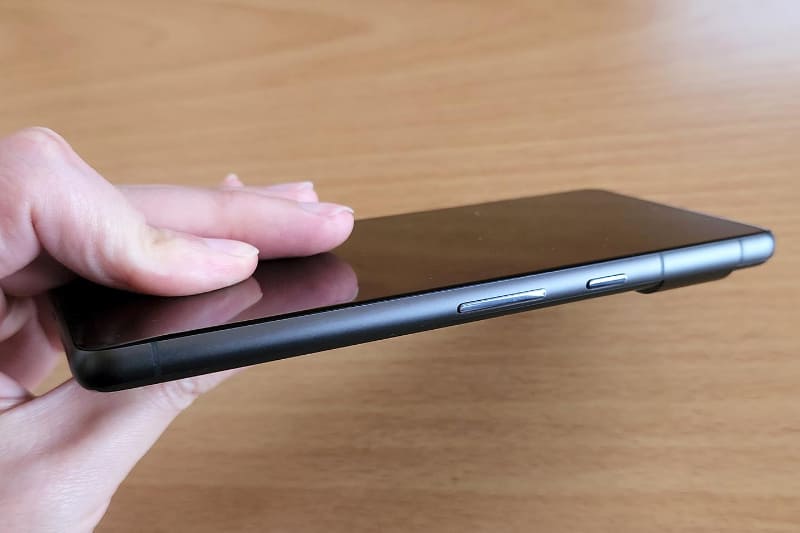 Pixel 7の右側面部。本来カラーに合わせて、側面フレームの色合いが異なりますが、ボタンや端子の配置は原則として同じ