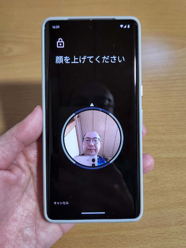 顔データそのものの登録も簡単。画面の案内に従って顔を写し、上下に顔を動かす程度で終了します
