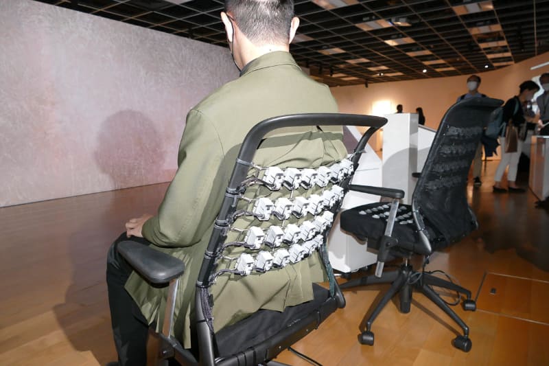 背中と座面に配置された多数のモーターで触覚刺激を与える