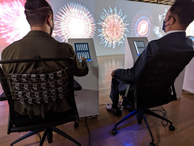 映像に合わせた刺激のほか、自分で刺激を与えることもできる