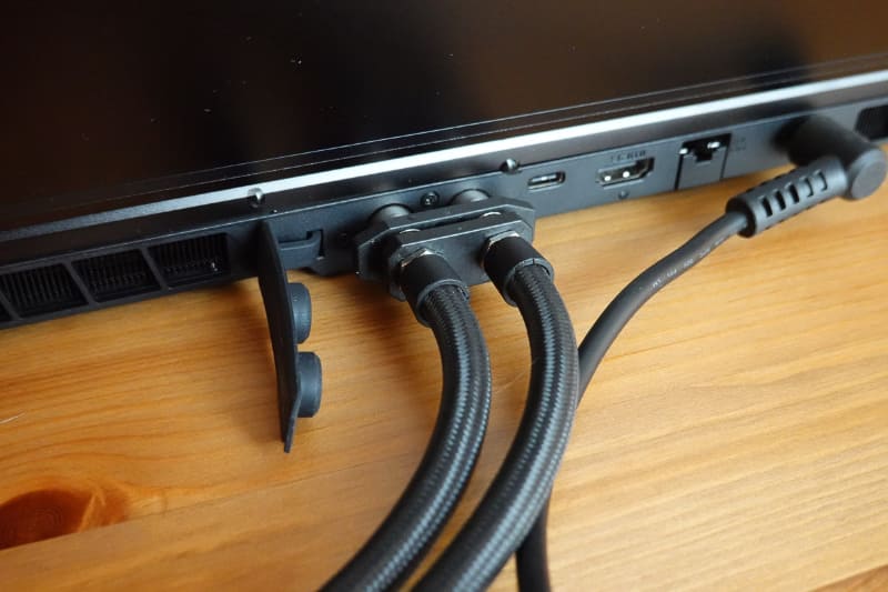 ノートPCと水冷ユニットをチューブで接続します
