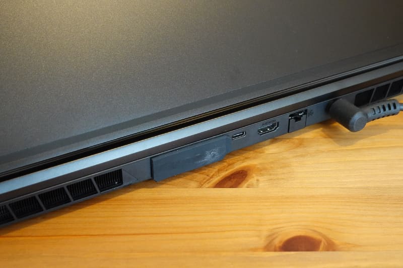 ノートPC側のコネクタ側にはキャップがついています
