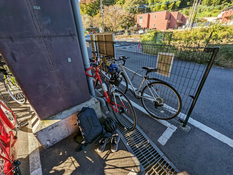 高尾山口駅の駐輪場に到着。この場面がまさにトランジション。着替えて次のトレイルランニングに向かう