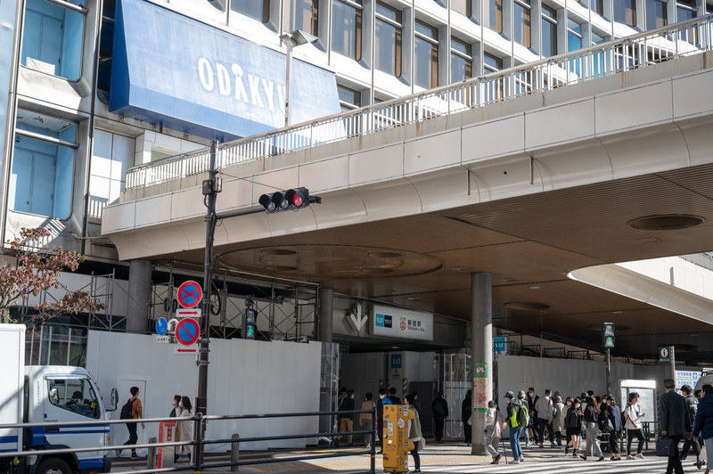 新宿駅西口、工事が始まっている小田急百貨店の本館