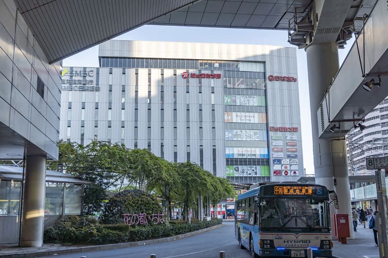 JR千葉駅東口からバスロータリーを挟んだ向こう側に見える