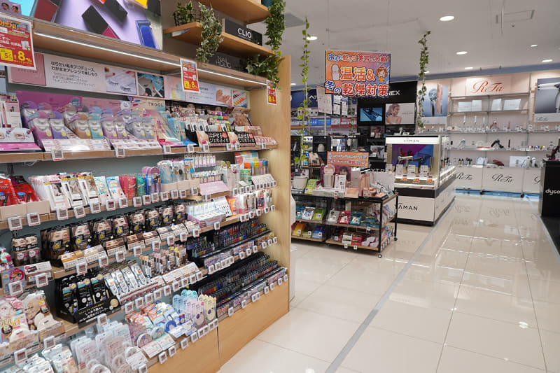 化粧品売場(手前)とドライヤー・ビューティー家電売場(奥)が隣接している