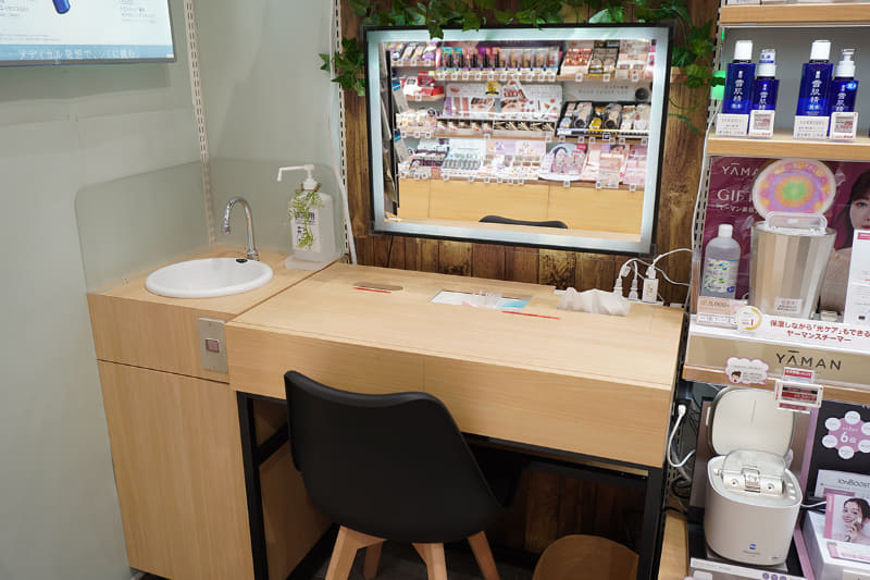 座って試せる上に、水道(写真左側)で手を洗うこともできる