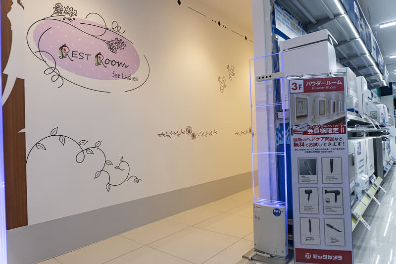 ⼥性専⽤パウダールーム 入口