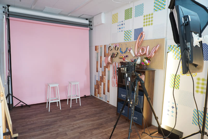 スタジオ内の様子。写真右側の壁際にあるものは撮影小道具