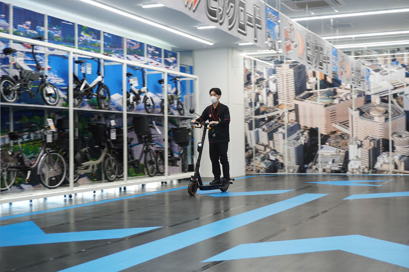 BIC ロードでのデモ。実際の試乗の際にはヘルメットを着用する