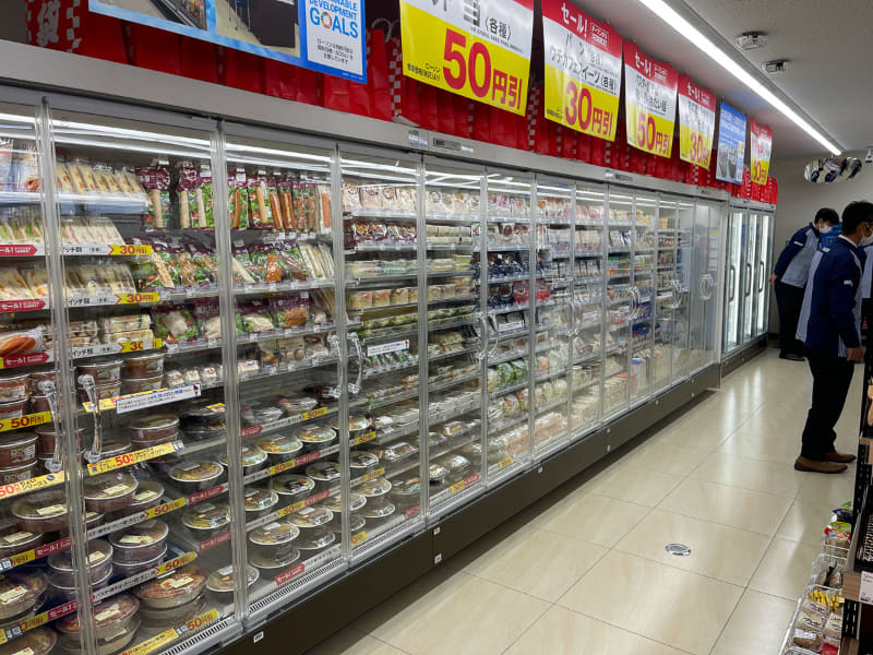 扉が取り付けられた冷蔵ショーケース