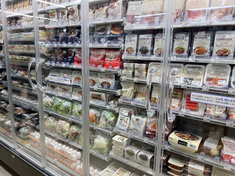 扉が取り付けられた冷蔵ショーケース