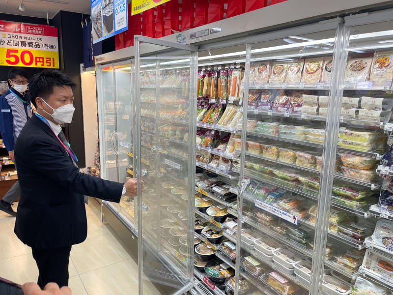 扉が取り付けられた冷蔵ショーケース