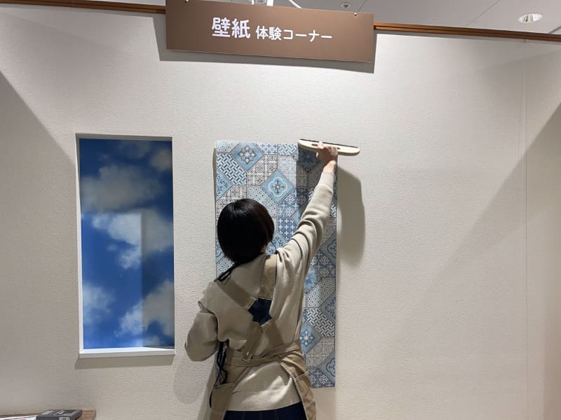 壁紙貼付の体験もできる