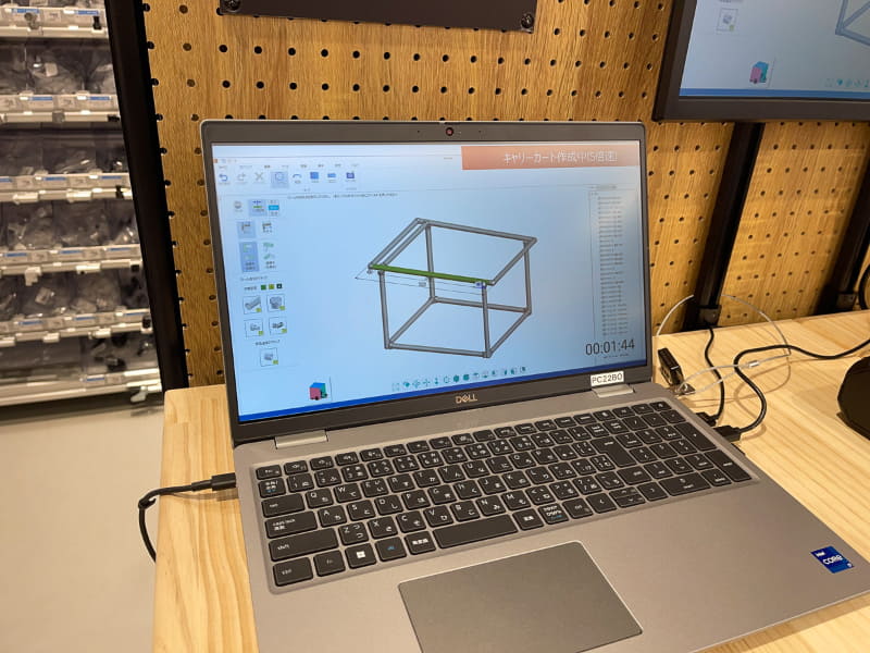 店頭では自分が作りたいフレームの形を簡単にPC上で描くと、実際の姿に再構成してくれる簡易CADを利用可能。実現するために必要なパーツを教えてくれる