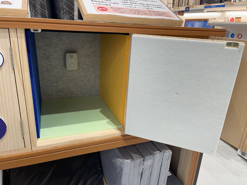 箱の中にブザーはブザーが設置され、扉をしめてボタンを押すことで、実際のどのくらいの防音効果があるかを防音素材のグレード毎に体験できる