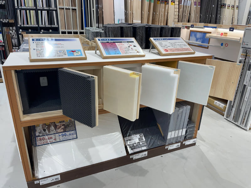 箱の中にブザーはブザーが設置され、扉をしめてボタンを押すことで、実際のどのくらいの防音効果があるかを防音素材のグレード毎に体験できる