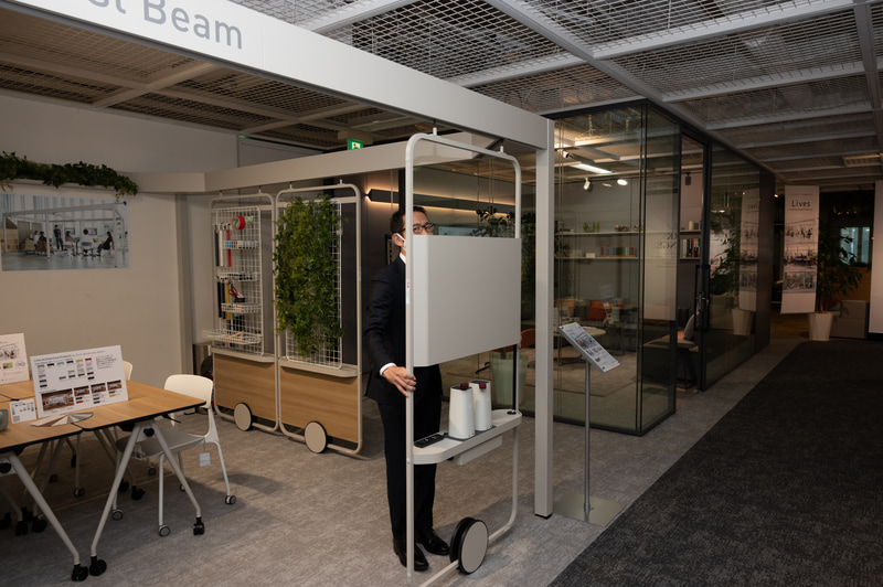 コーナーのレール形状により支柱をまたいだ移動が可能