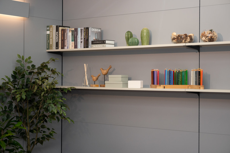 パーティションの内側で棚や照明、机を簡単に設置できる