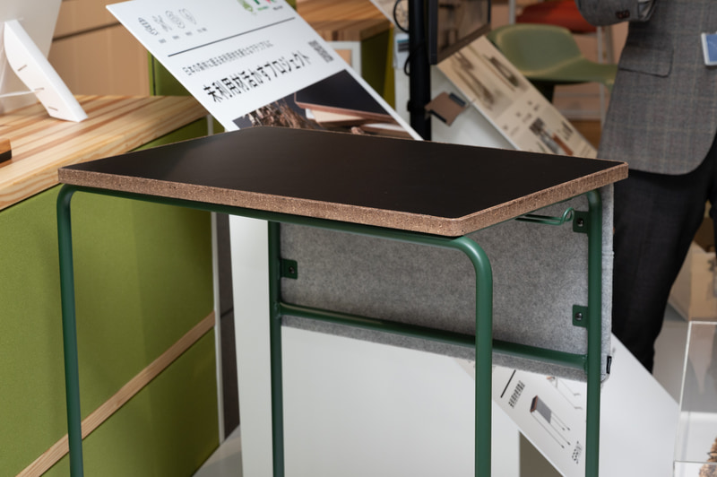 「スプリント」テーブル。断面でチップを成型した木材であることが分かる