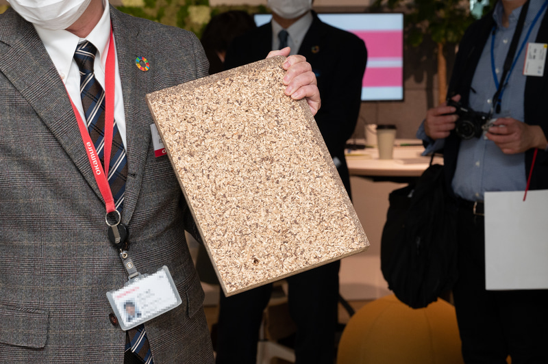 チップ化した木材を成型したデスク天板の構造。表面はメラミン化粧板になる