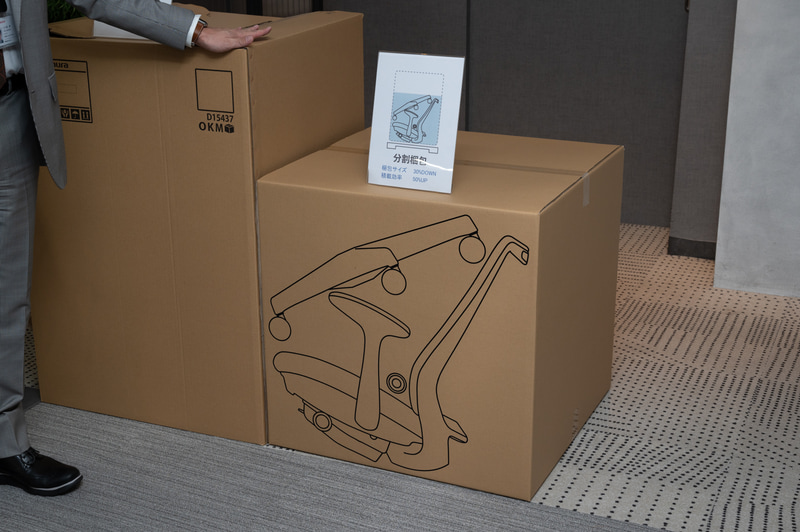 本体を分割することで梱包サイズが従来(左)より小型化。従来で2台分のスペースに3台を積載できる