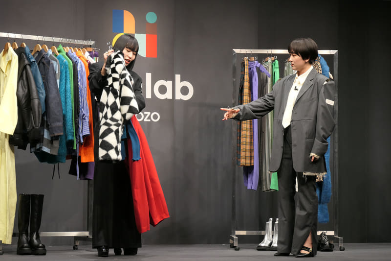 スタイリストの濱本愛弓さんが、ラランドのサーヤさんにその場でコーディネートを提案