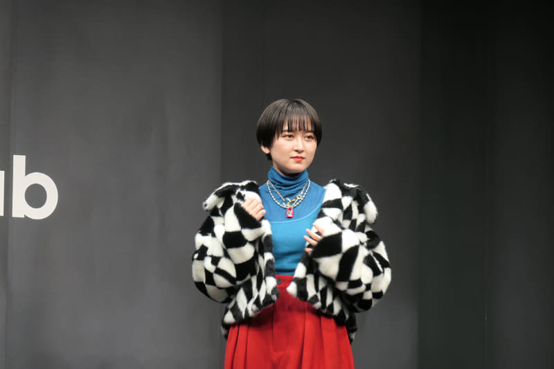 提案されたスタイリングに身を包んだサーヤさん