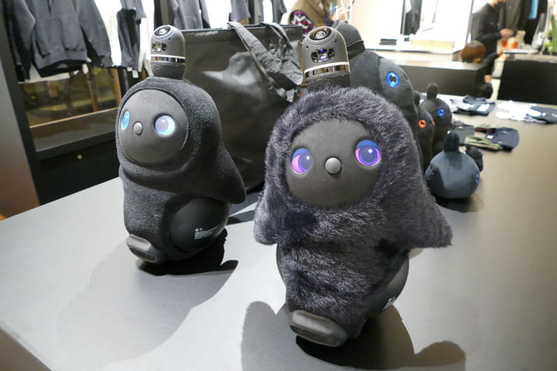 右のLOVOTが着ているLOVOTウェアも販売中