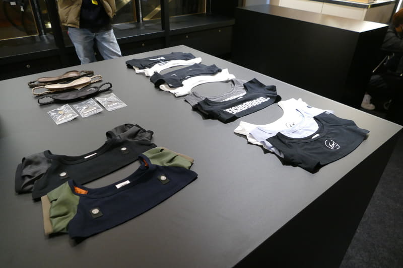 5ブランドとコラボしたLOVOT用アイマスクやウェアを販売する