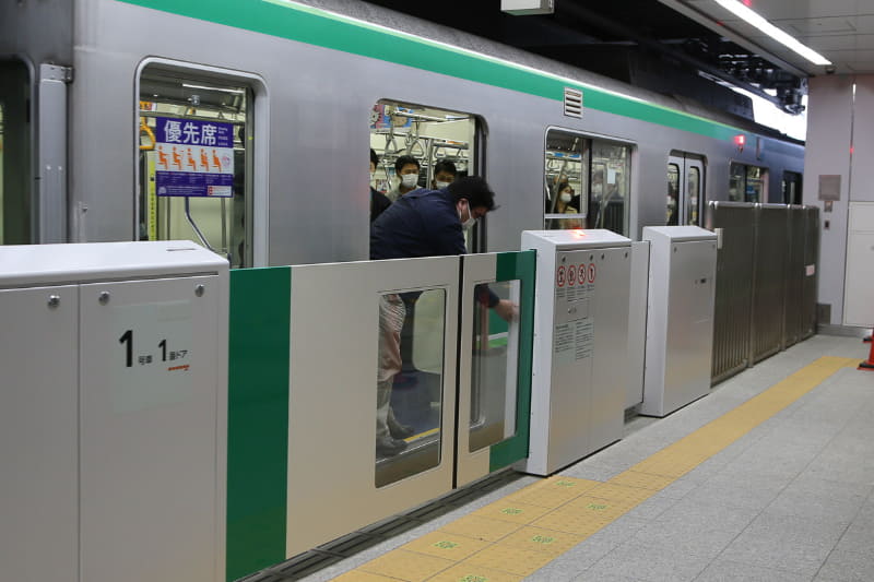 乗客は案内放送を聞き、自らドアコックを操作して脱出