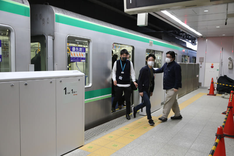 乗客は案内放送を聞き、自らドアコックを操作して脱出